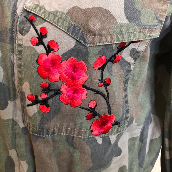 ⭐️⭐️NEW⭐️⭐️Camo Jacket Cross Cherry Blossom Roses Rolling Stones Patching NWT - Picture 8 of 9